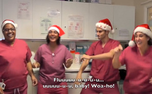 Sykepleier synger julesanger